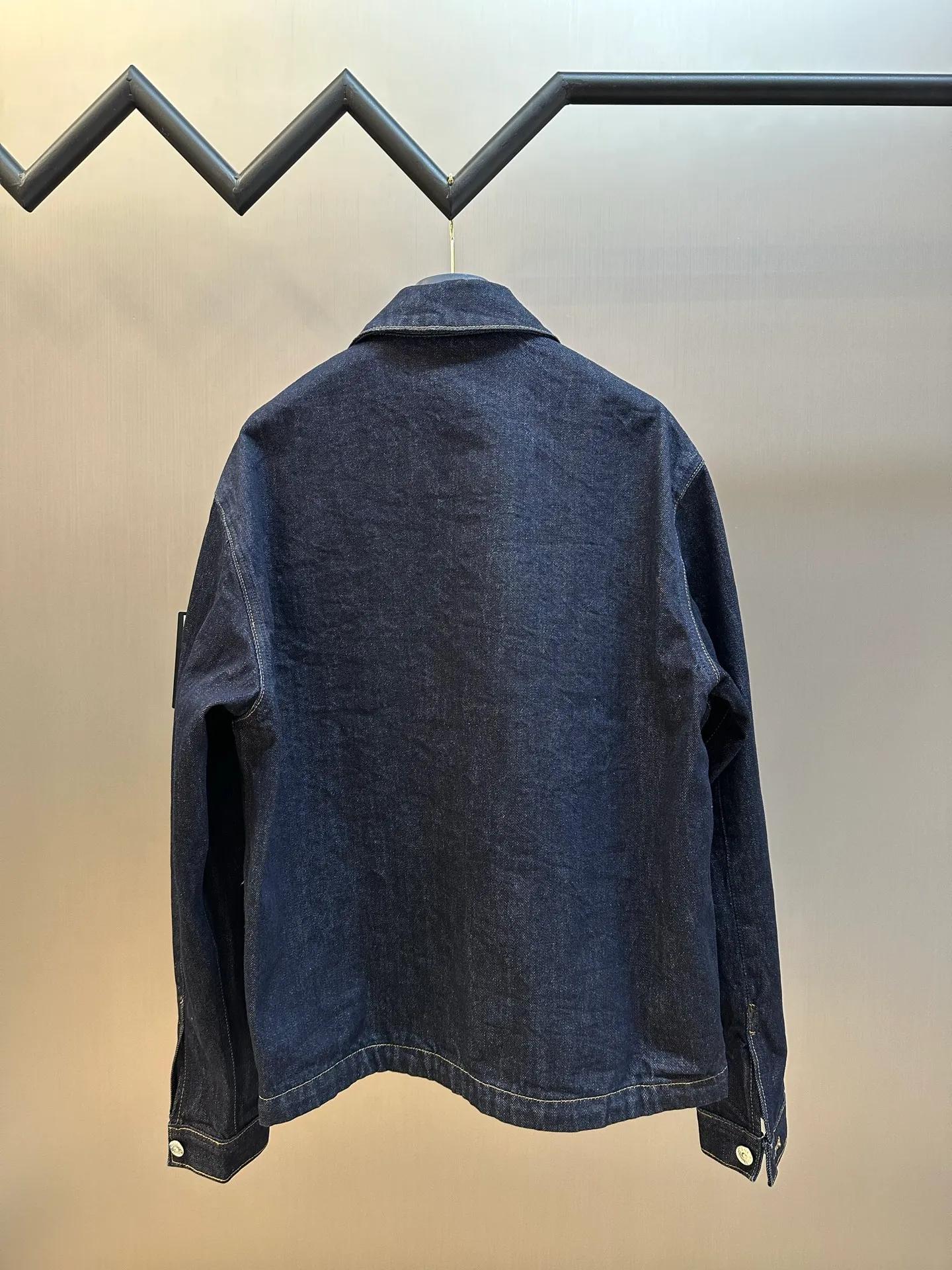 P520 Stonelsland Stone Island emblem denim jacket is made of custom-made high-density twill denim fabric. The front chest pocket is cut into the front panel in a golden ratio. The iconic Stonelsland emblem is embellished on the sleeves, like a unique medal, highlighting the brand's imprint. The whole piece of clothing is washed with medium filial piety, using a special solution to remove stains and slight fading, and then snowflake washed, using a strong washing method to fade the color to make it more uniform. The whole piece of clothing is stitched together using an embedded clamping machine. By changing the needle position, the embedded clamping machine can control the distance between the two needles to achieve seamless, smooth and tidy splicing. Size: s m l xl